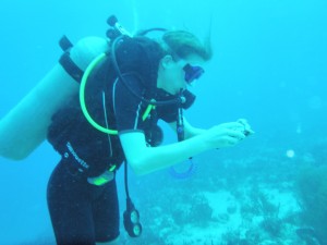 Isobel Truman doing her AOW Photography dive